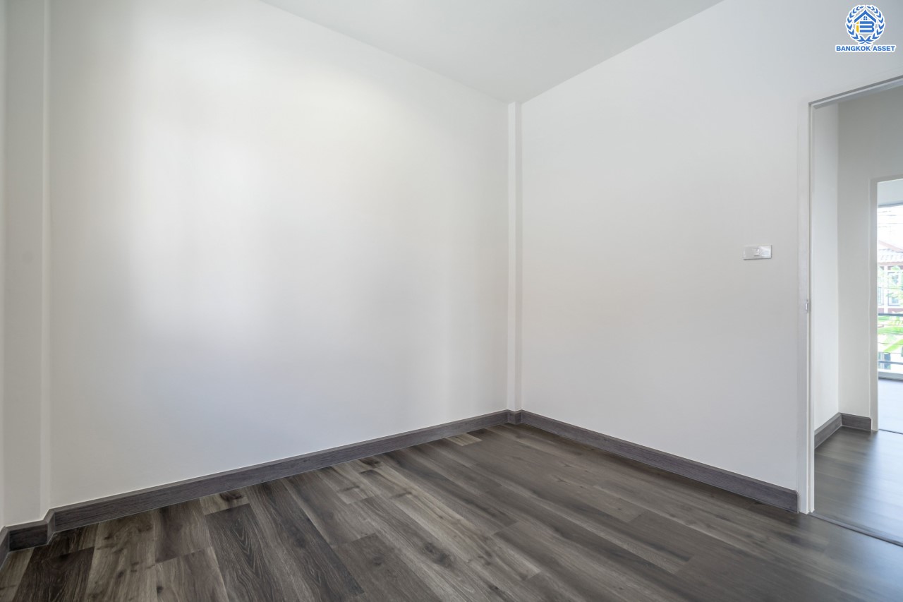 บ้านมือสองตกแต่งใหม่ ม.ปารวีร์ เพชรเกษม63 บ้านแฝดฟังก์ชันระดับบ้านเดี่ยว เนื้อที่ 36 ตร.ว. ฟังก์ชัน 3 ห้องนอน 2 ห้องน้ำ 1 ที่จอดรถ บนพื้นที่ใช้สอย 133 ตร.ม. ทำเลศักยภาพ เชื่อมต่อหลายเส้นทาง ใกล้เดอะมอลล์บางแค จุดขึ้นทางด่วน "พระราม2" และรถไฟฟ้าสายสีน้ำเงิน "สถานีหลักสอง"